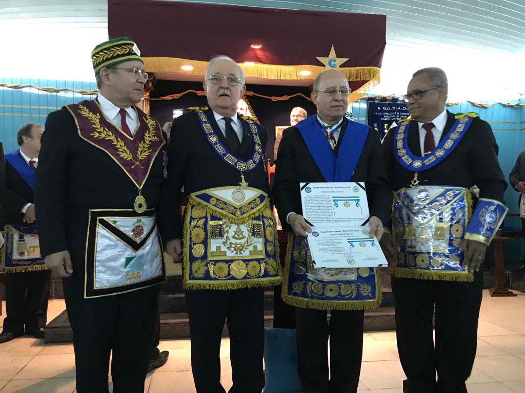 Read more about the article Sessão Magna de Reassunção e Posse da ARLS Edificadores de Templo 2013, com entrega da Comenda Barão de Batovi