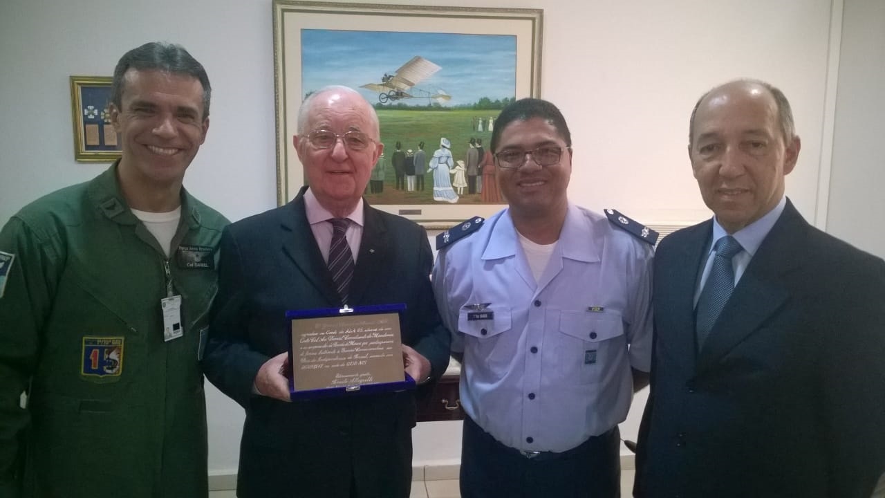 Read more about the article Entrega de placa ao Comandante da ALA 5 – Antiga Base Aérea de Campo Grande